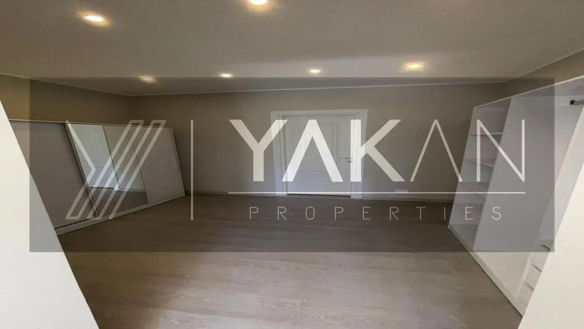 Luxury Apartment Overlooking Lakes in Prime Location