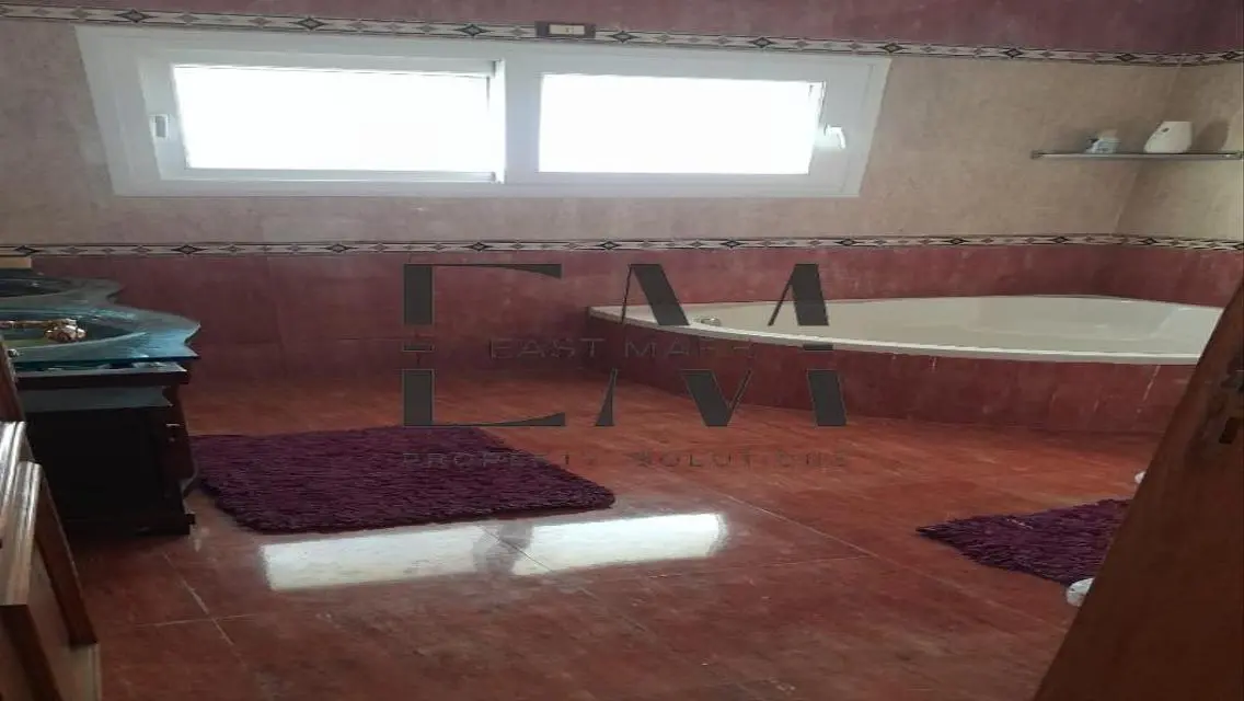 فيلا فاخرة للبيع في قلب المدينة