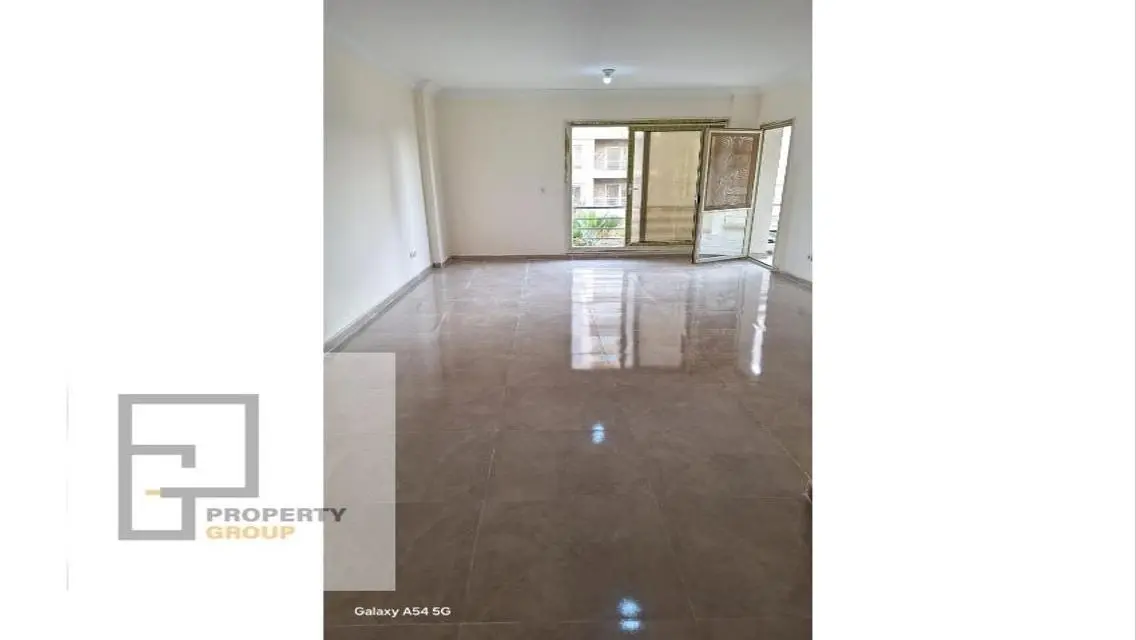 Luxurious Apartment with Lakeside View in the Heart of the City