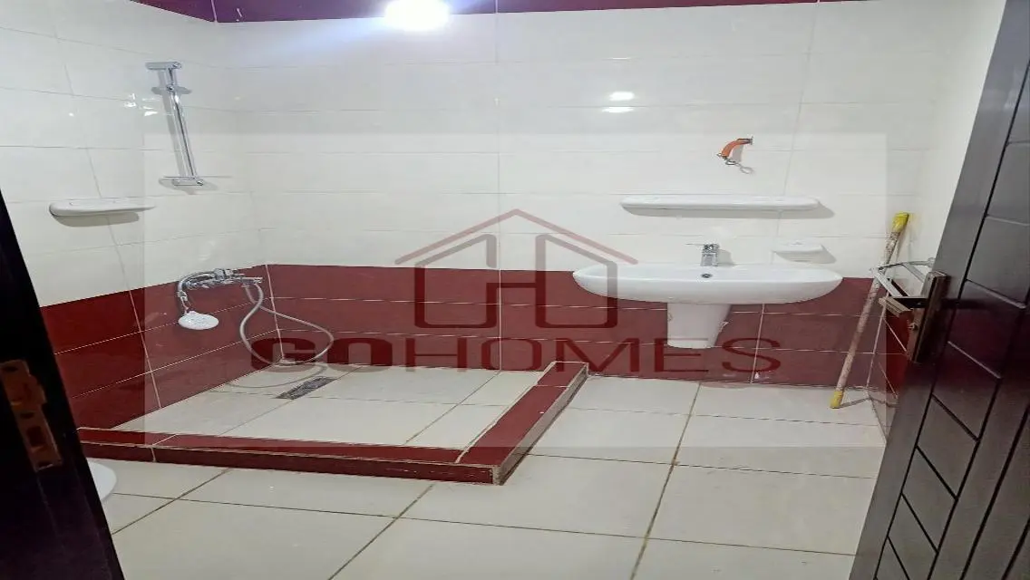 فيلا فاخرة للايجار مع حديقة خاصة وغرفة خادمة