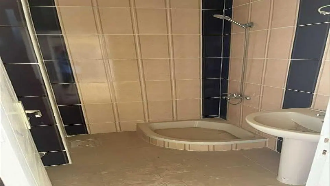 شقة فاخرة مع شرفة مطلة على بحيرات