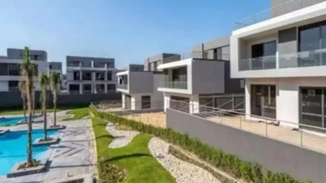 Luxury Villa with Spacious Garden