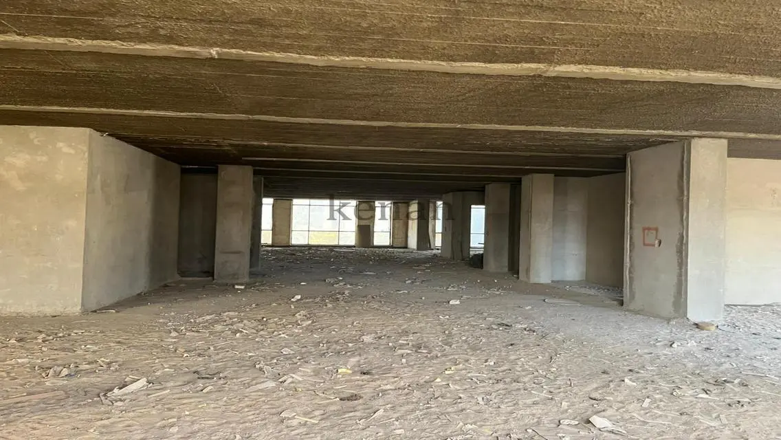 شقة مميزة بمساحة 8000 متر مع غرفة اجتماعات