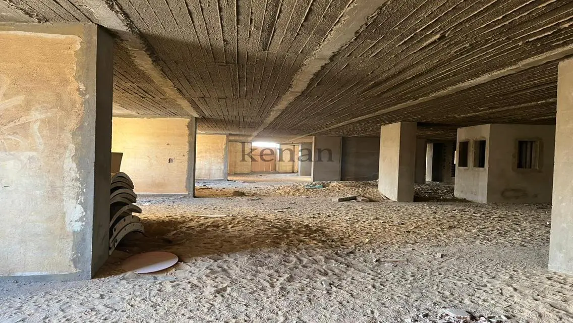 شقة مميزة بمساحة 8000 متر مع غرفة اجتماعات