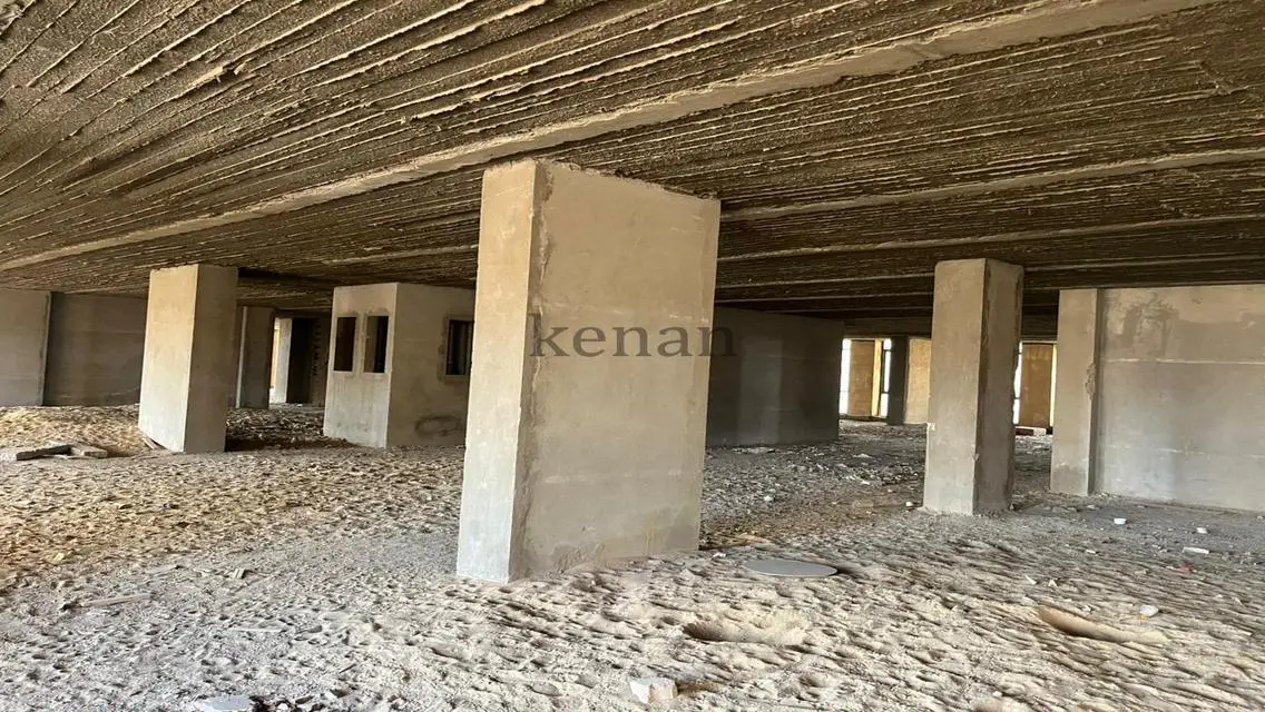 شقة مميزة بمساحة 8000 متر مع غرفة اجتماعات