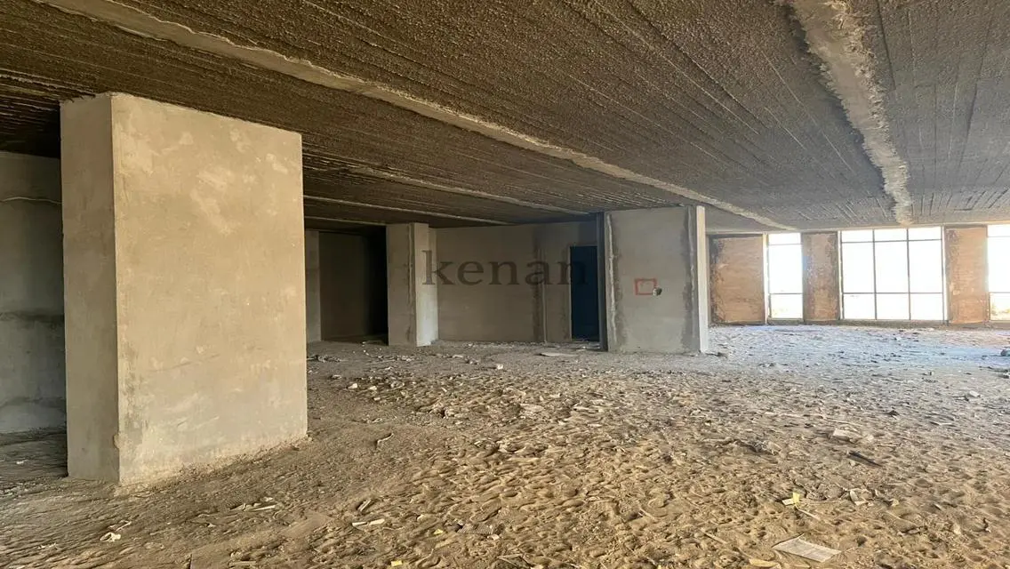 شقة مميزة بمساحة 8000 متر مع غرفة اجتماعات