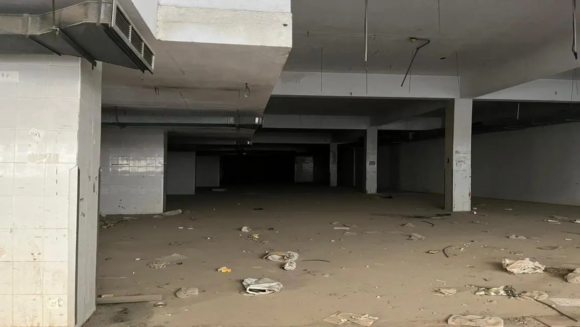 شقة مميزة بمساحة 8000 متر مع غرفة اجتماعات