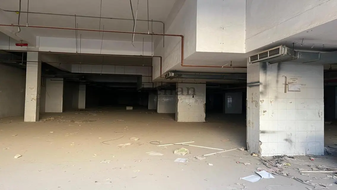 شقة مميزة بمساحة 8000 متر مع غرفة اجتماعات