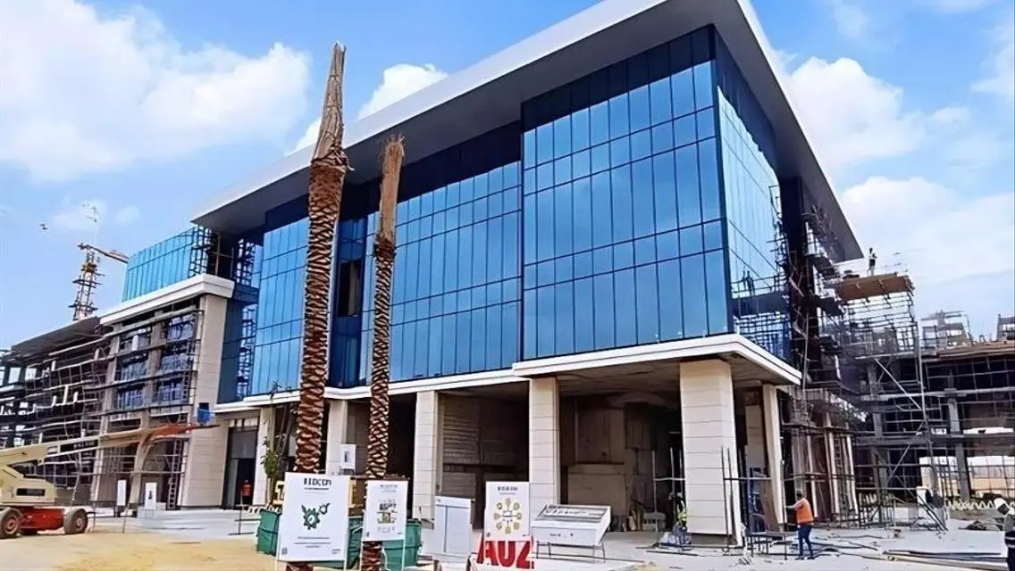 عقار فخم بمساحة كبيرة في موقع مثالي