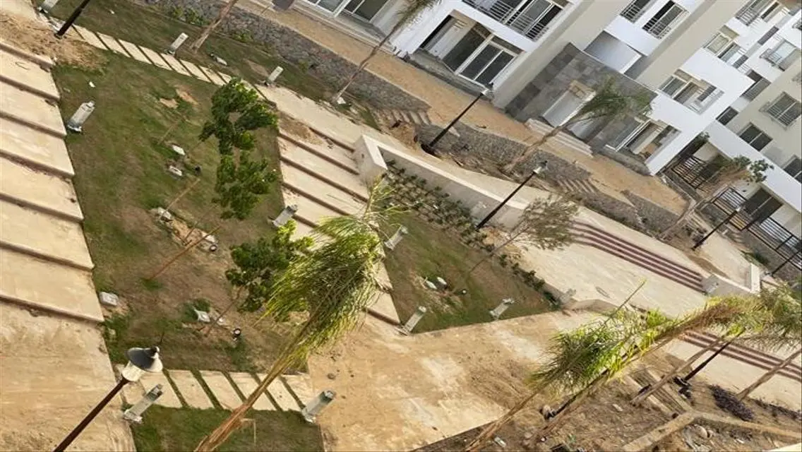 فيلا فاخرة للبيع بحديقة خاصة ومسبح مشترك
