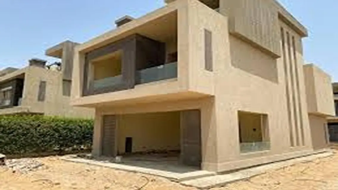 Luxury Apartment with 265 sqm Featuring Balcony and Covered Parking
