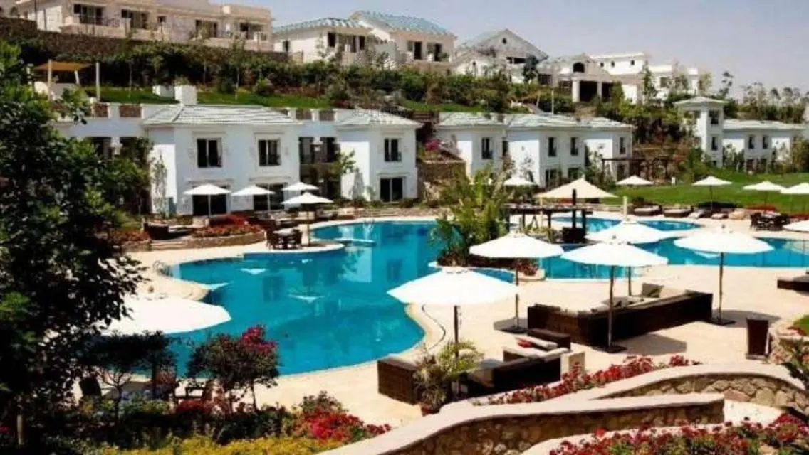 Luxurious Home for Sale with Backyard and Fantastic Amenities