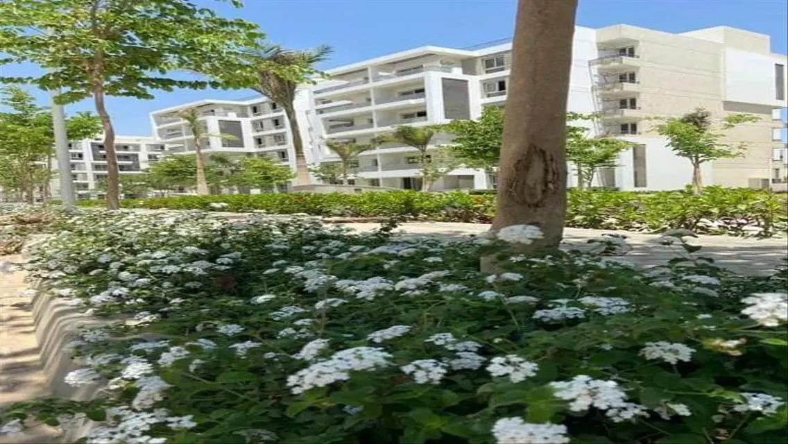 فيلا فاخرة للبيع مع حديقة خاصة ومسبح