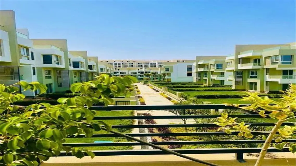 فيلا فاخرة للبيع مع حديقة خاصة ومسبح