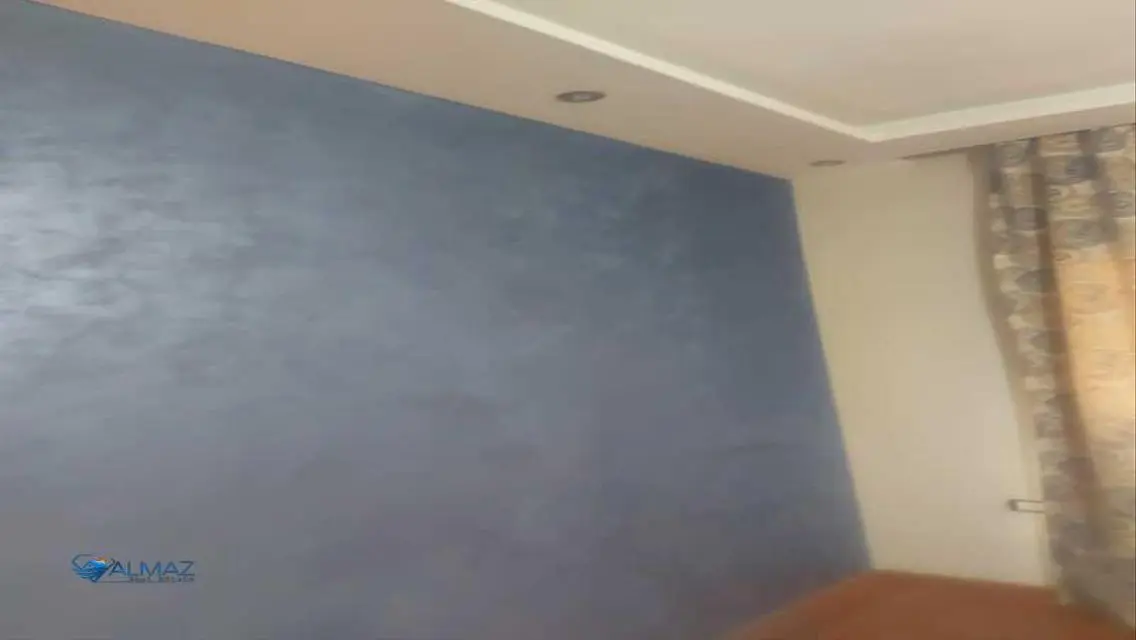 شقة مميزة للإيجار مع شرفة وحارس أمن