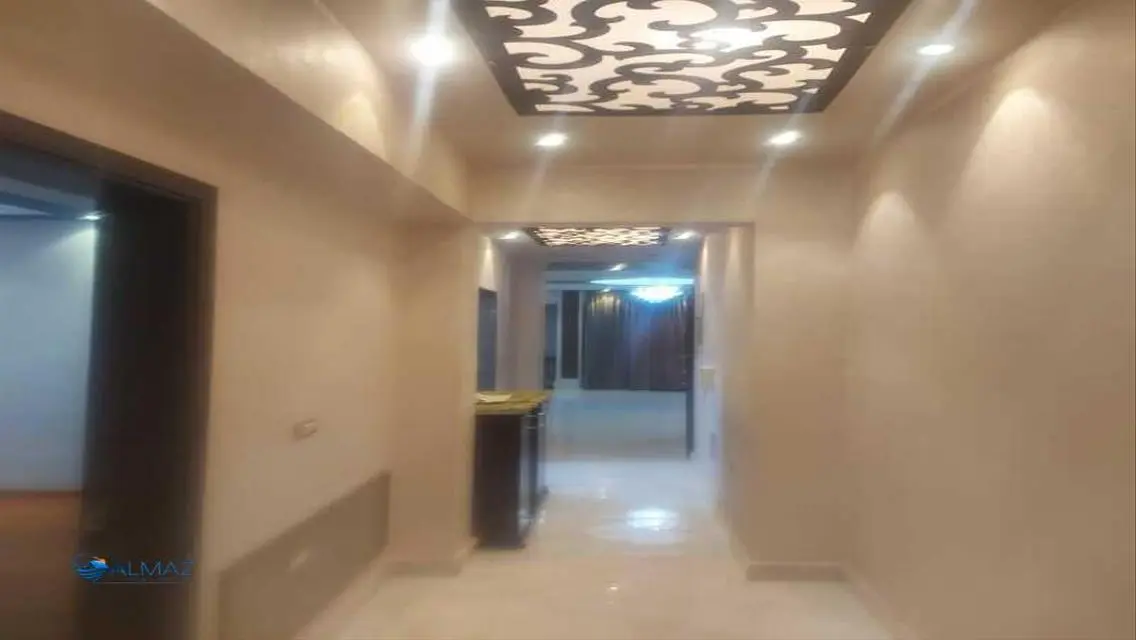 شقة مميزة للإيجار مع شرفة وحارس أمن