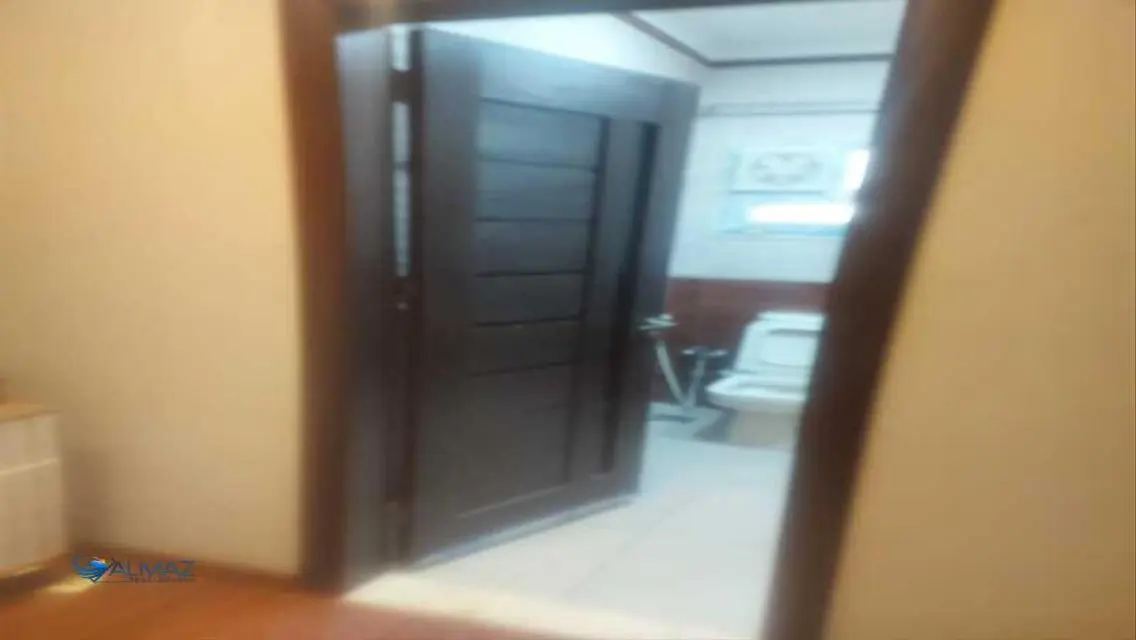 شقة مميزة للإيجار مع شرفة وحارس أمن