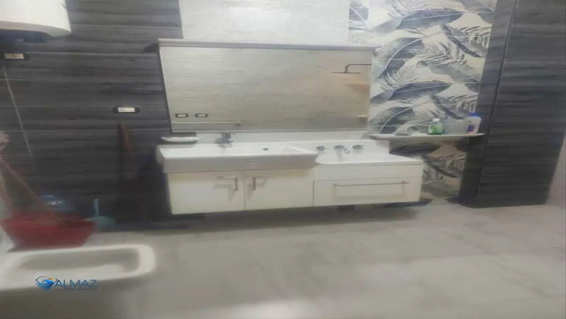 شقة مميزة للإيجار مع شرفة وحارس أمن