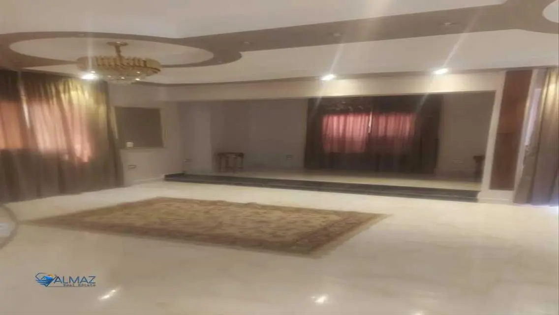 شقة مميزة للإيجار مع شرفة وحارس أمن