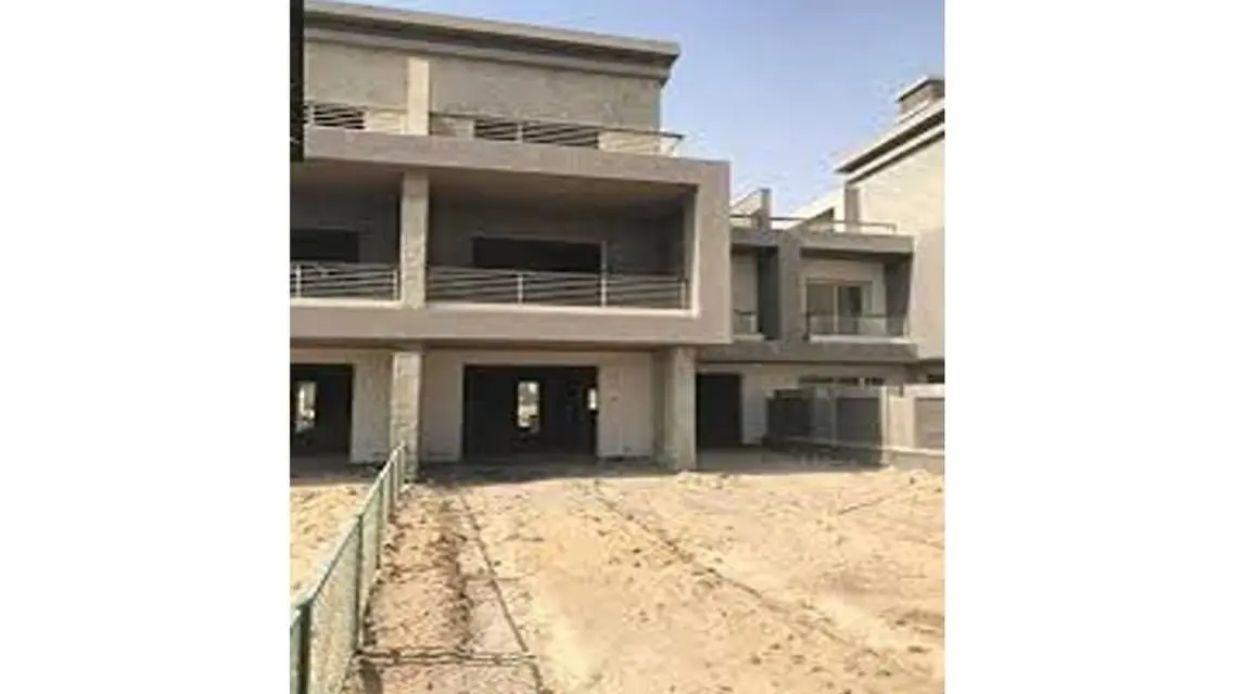 منزل فاخر بمساحة واسعة للبيع