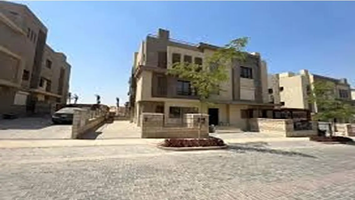 منزل فاخر بمساحة واسعة للبيع