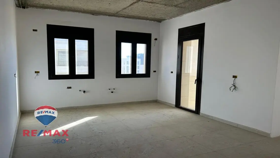 شقة فاخرة مع جميع المرافق بالموقع المناسب