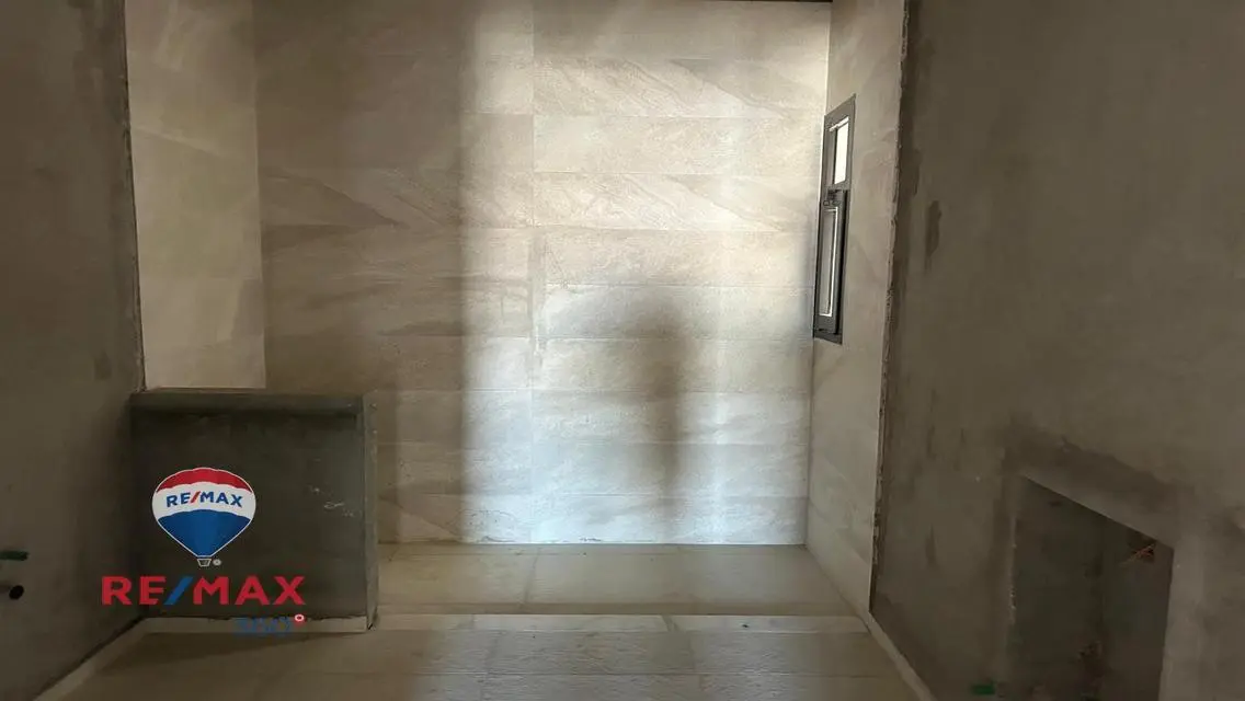 شقة فاخرة مع جميع المرافق بالموقع المناسب