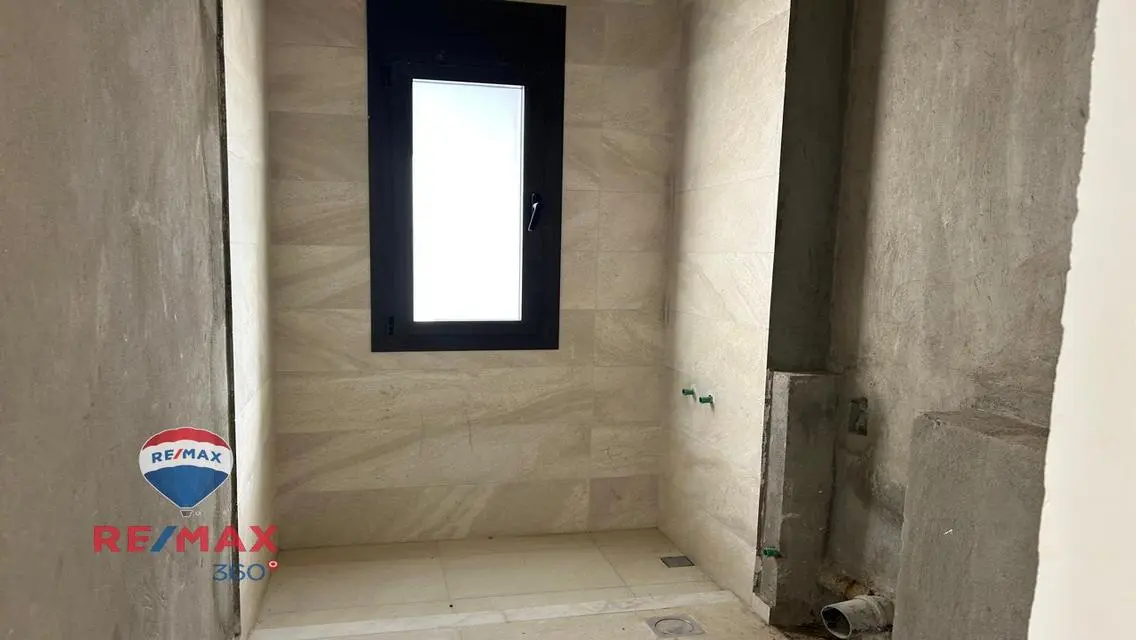 شقة فاخرة مع جميع المرافق بالموقع المناسب