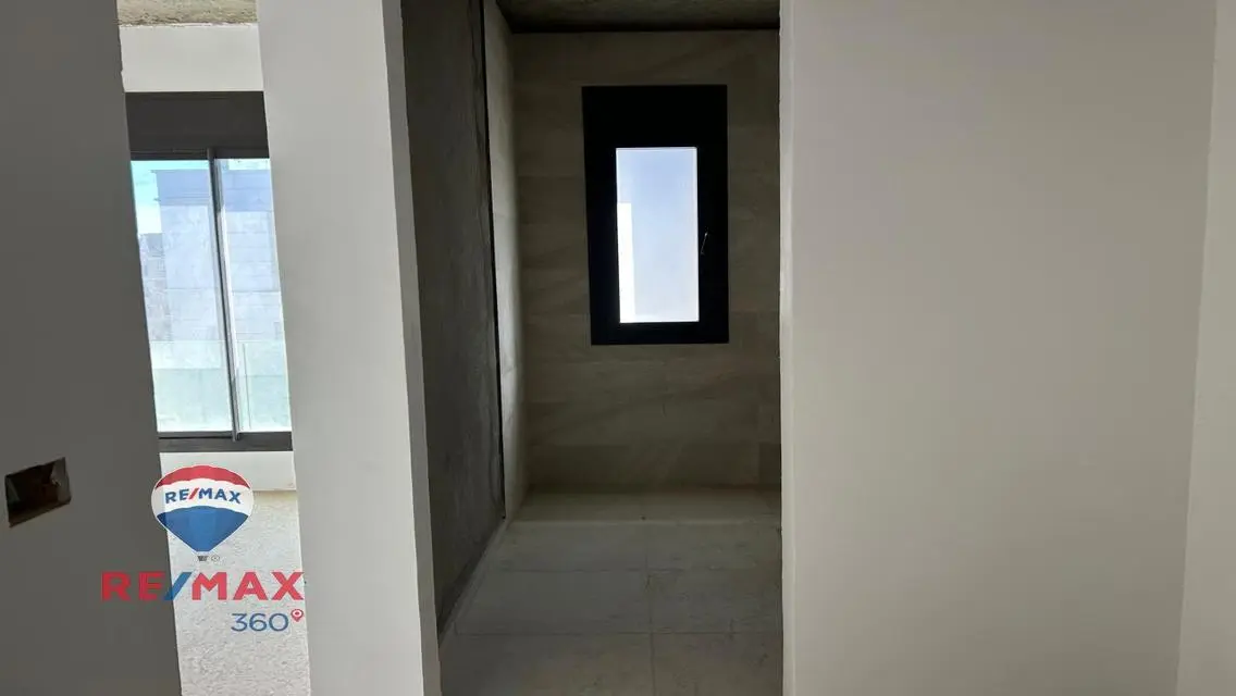 شقة فاخرة مع جميع المرافق بالموقع المناسب