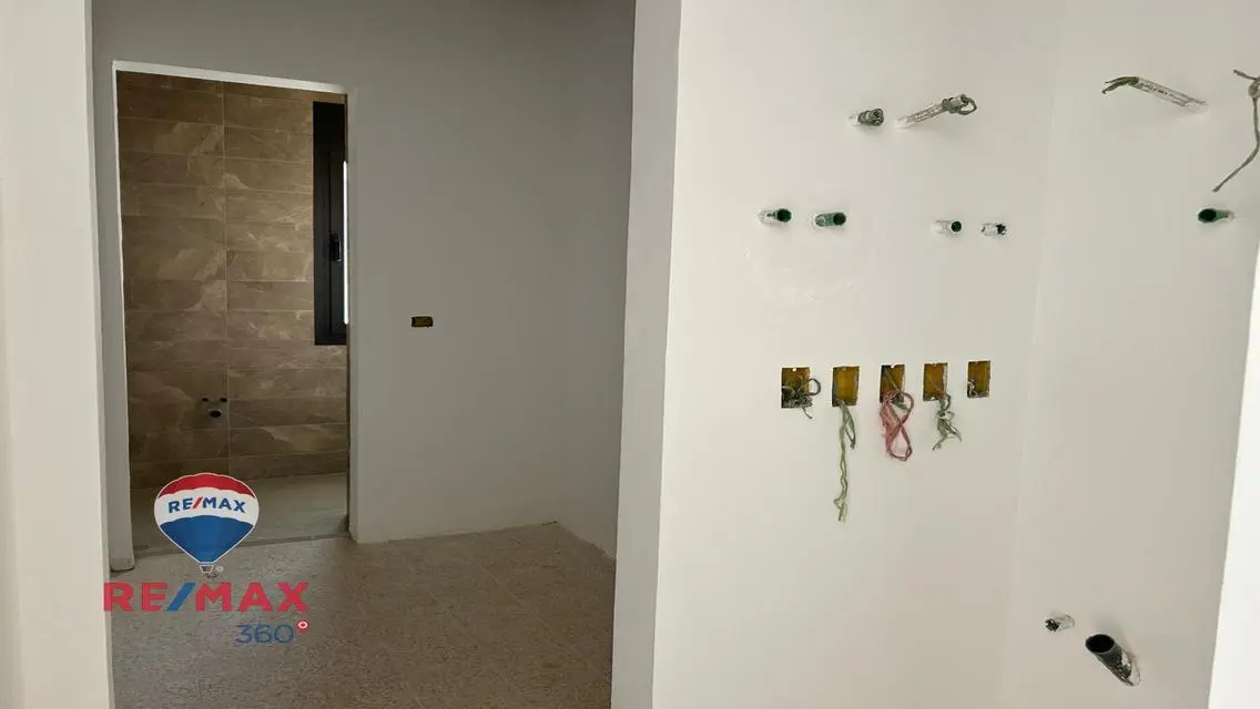 شقة فاخرة مع جميع المرافق بالموقع المناسب