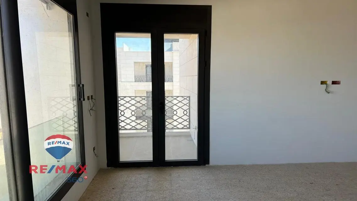 شقة فاخرة مع جميع المرافق بالموقع المناسب