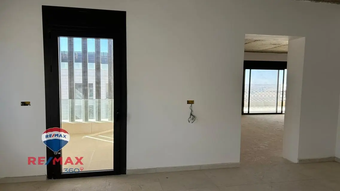 شقة فاخرة مع جميع المرافق بالموقع المناسب