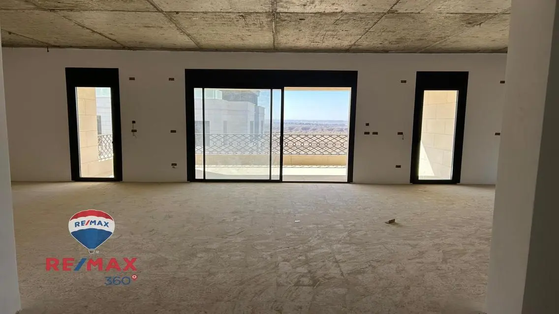 شقة فاخرة مع جميع المرافق بالموقع المناسب