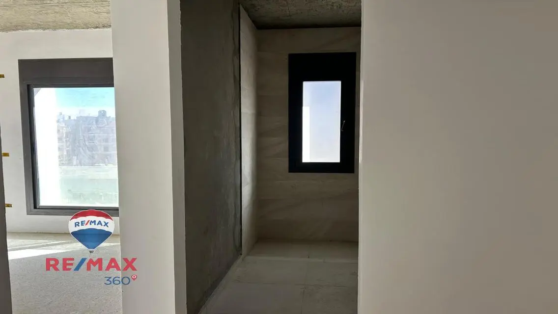 شقة فاخرة مع جميع المرافق بالموقع المناسب