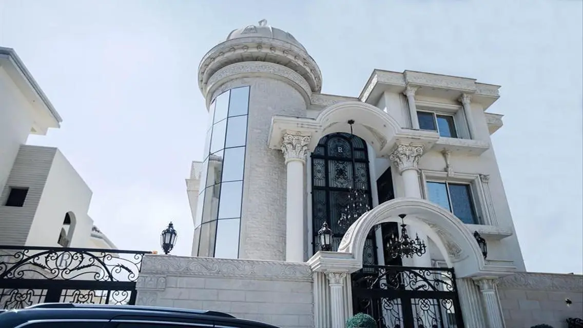 شقة فاخرة بمساحة واسعة للبيع مع إطلالة رائعة