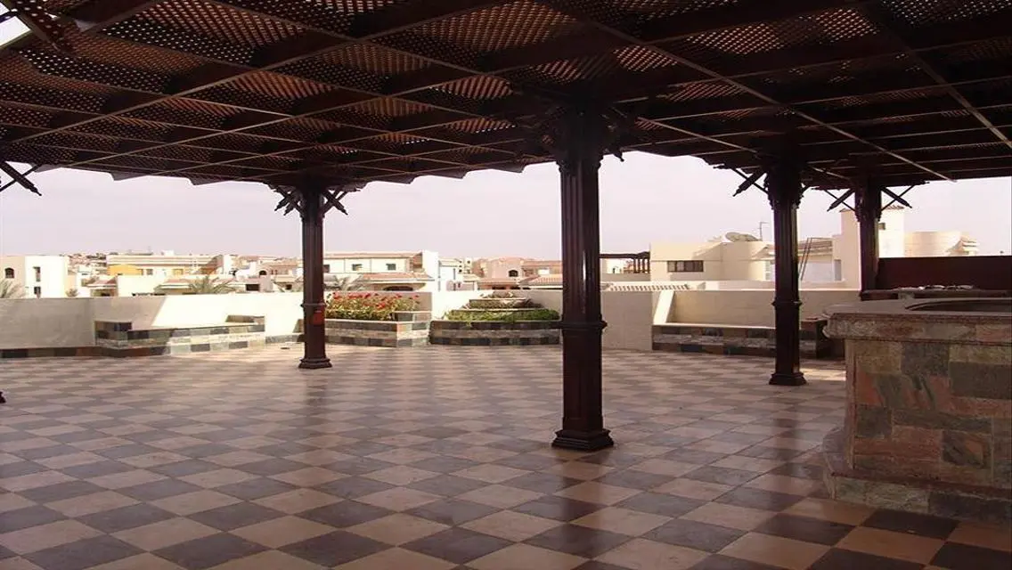 شقة فاخرة بمساحة واسعة للبيع مع إطلالة رائعة