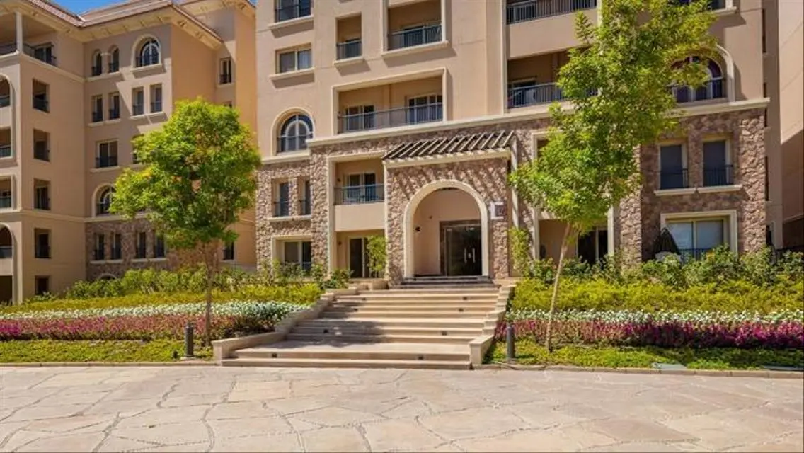 Luxury Apartment with Pool View in West Avenue