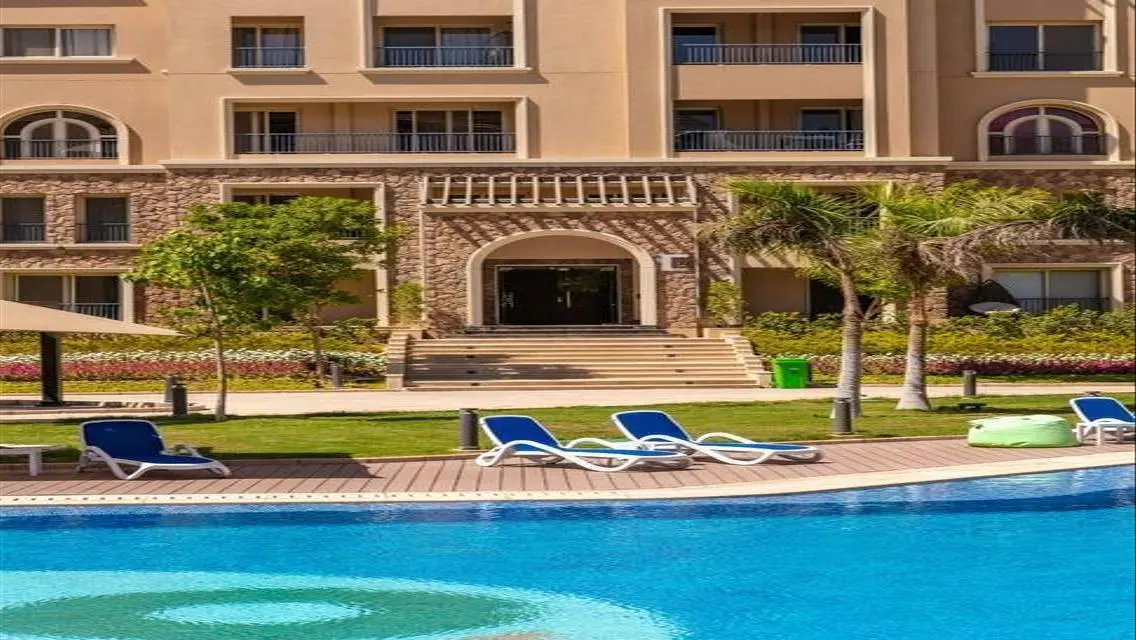 Luxury Apartment with Pool View in West Avenue