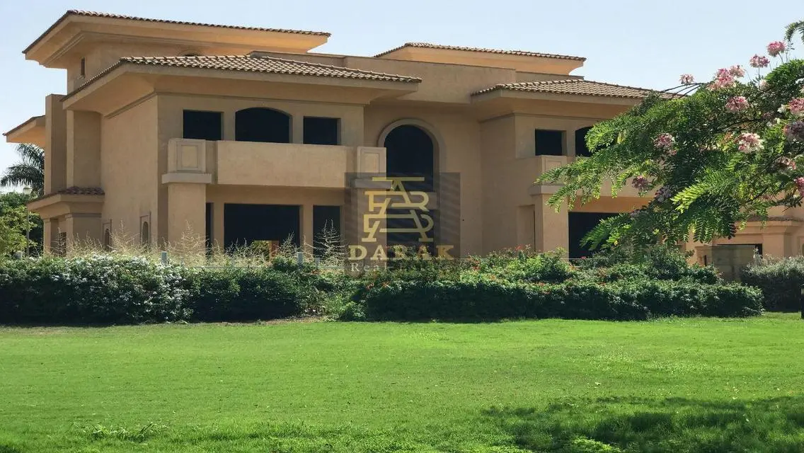 فيلا فاخرة للبيع في موقع متميز