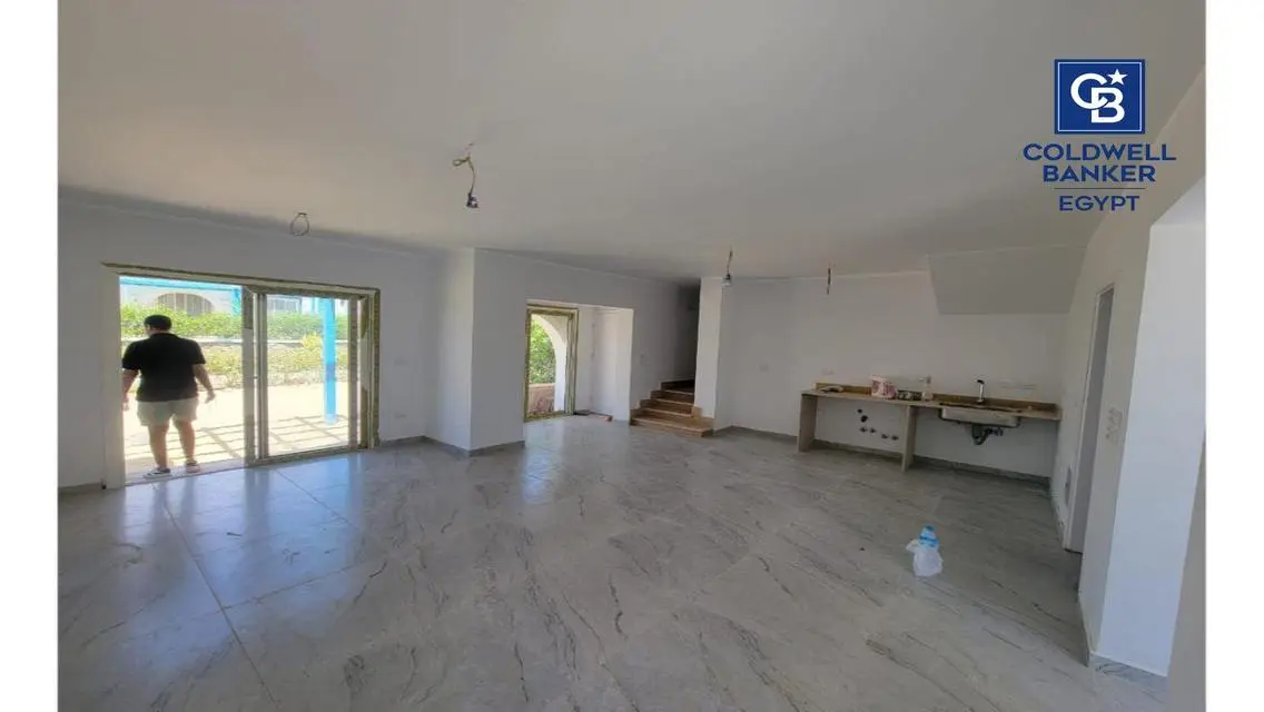 Luxury Apartment with Spacious Garden and Shared Pool