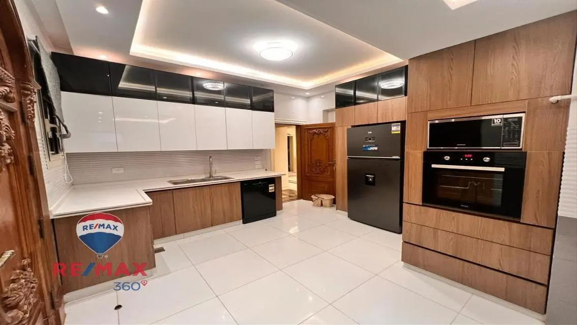 Luxury villa in Rehab Hills for sale             .
