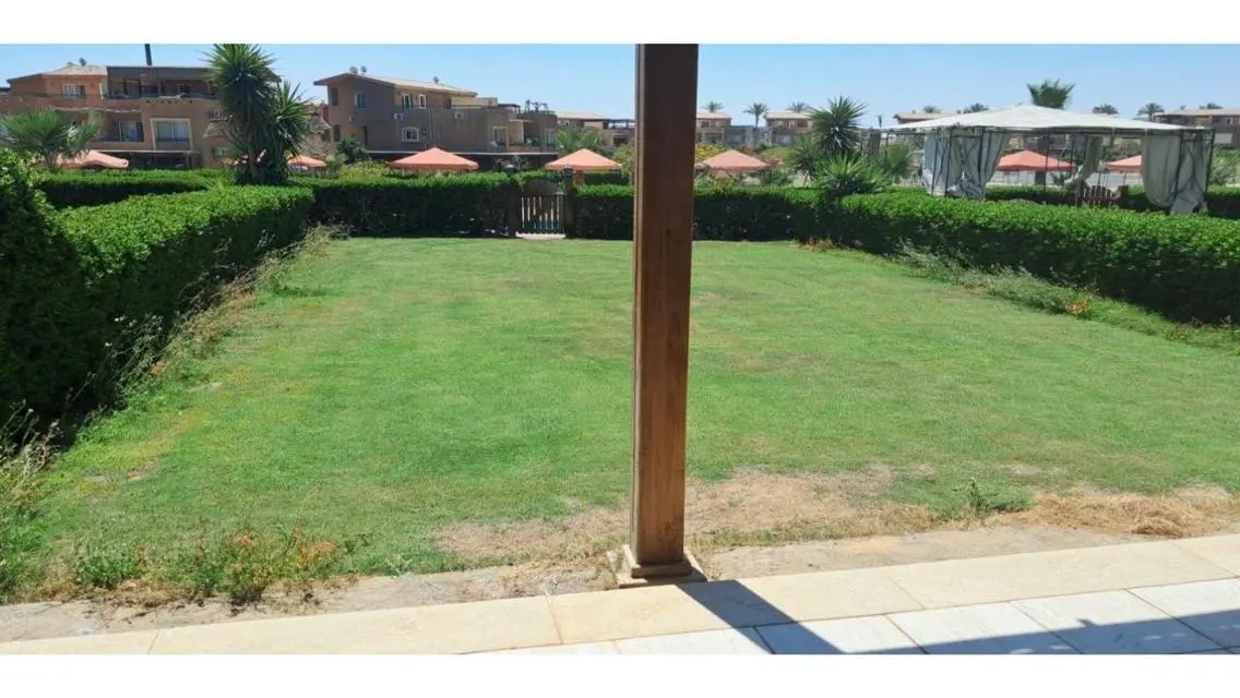 شاليه أرضى 3 غرف فيو حمام السباحة مفروش بالكامل