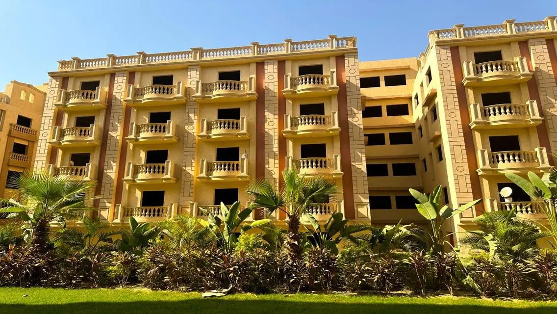 فيلا فاخرة للبيع بمساحة واسعة وبحيرات رائعة