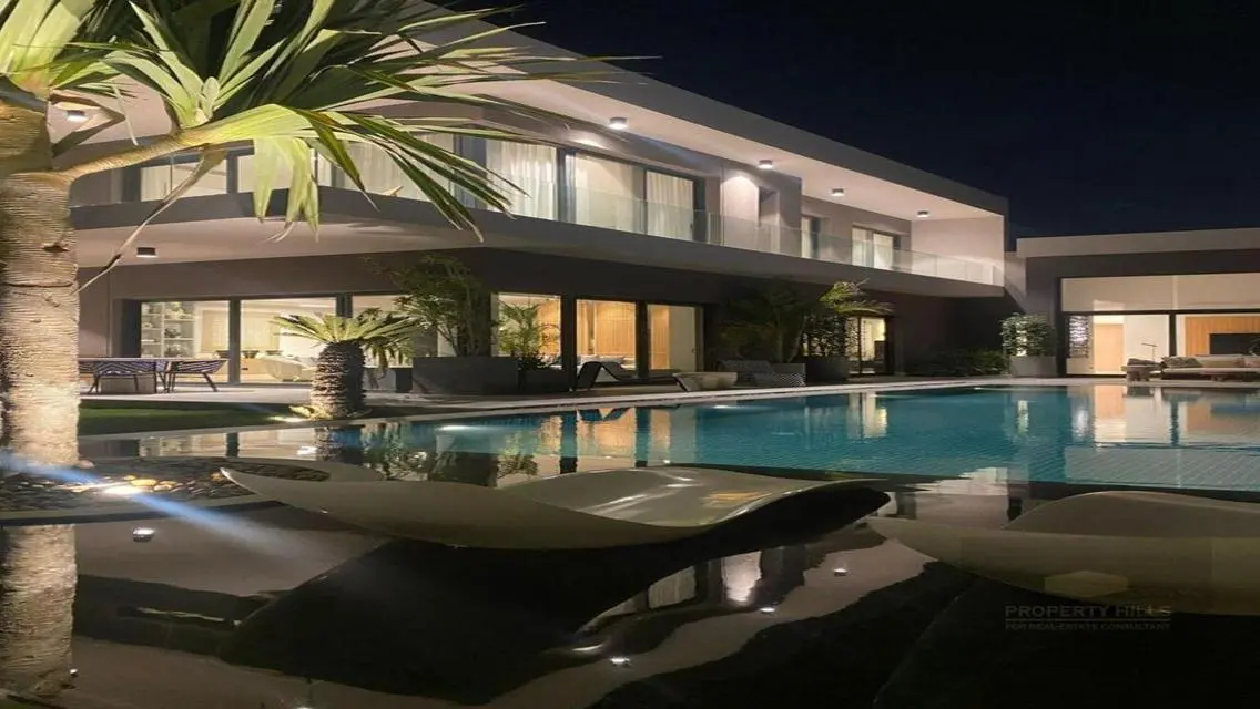 Luxury Villa with Stunning Lake Views