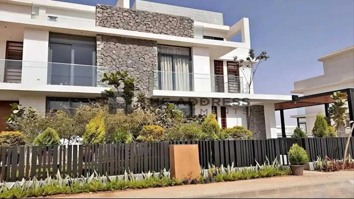 Villa minutes to Madinaty installment 12years 5%DP