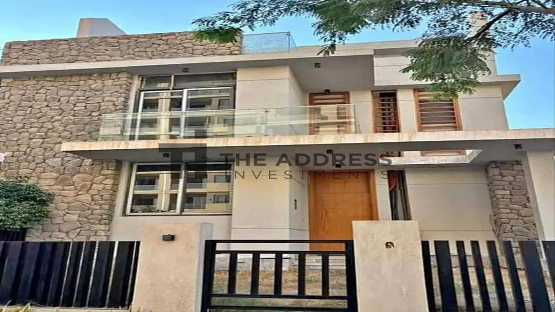 Villa minutes to Madinaty installment 12years 5%DP