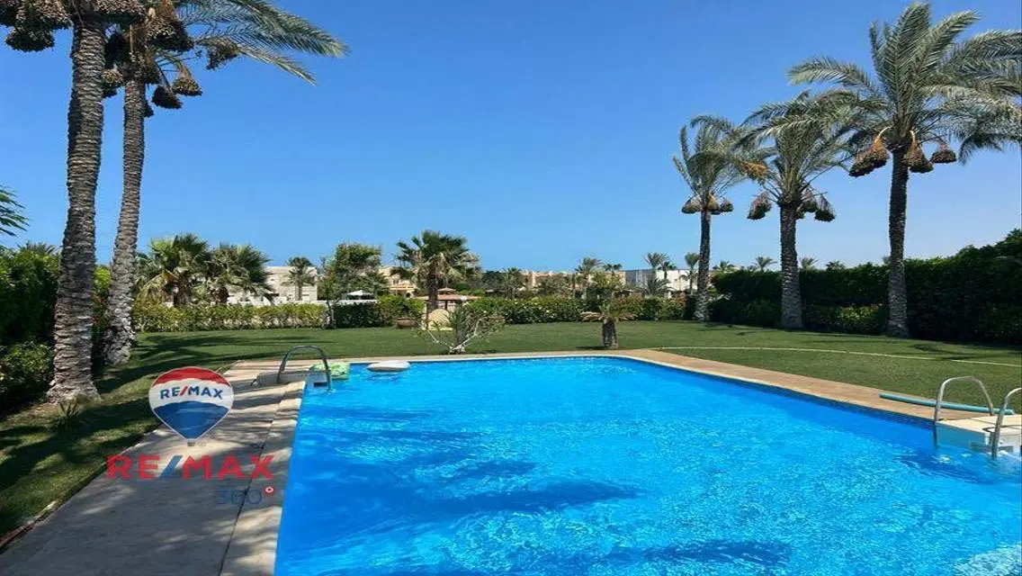 فيلا مستقلة مميزة على بحيرة صخرية في الساحل      .