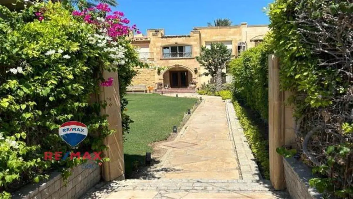 فيلا مستقلة مميزة على بحيرة صخرية في الساحل      .