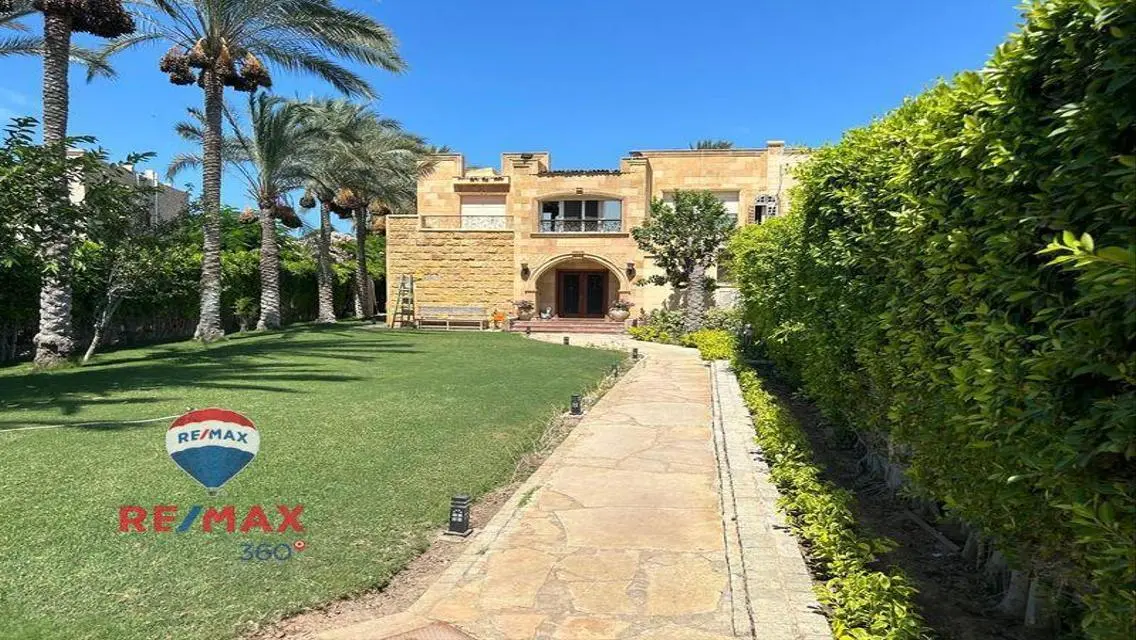 فيلا مستقلة مميزة على بحيرة صخرية في الساحل      .