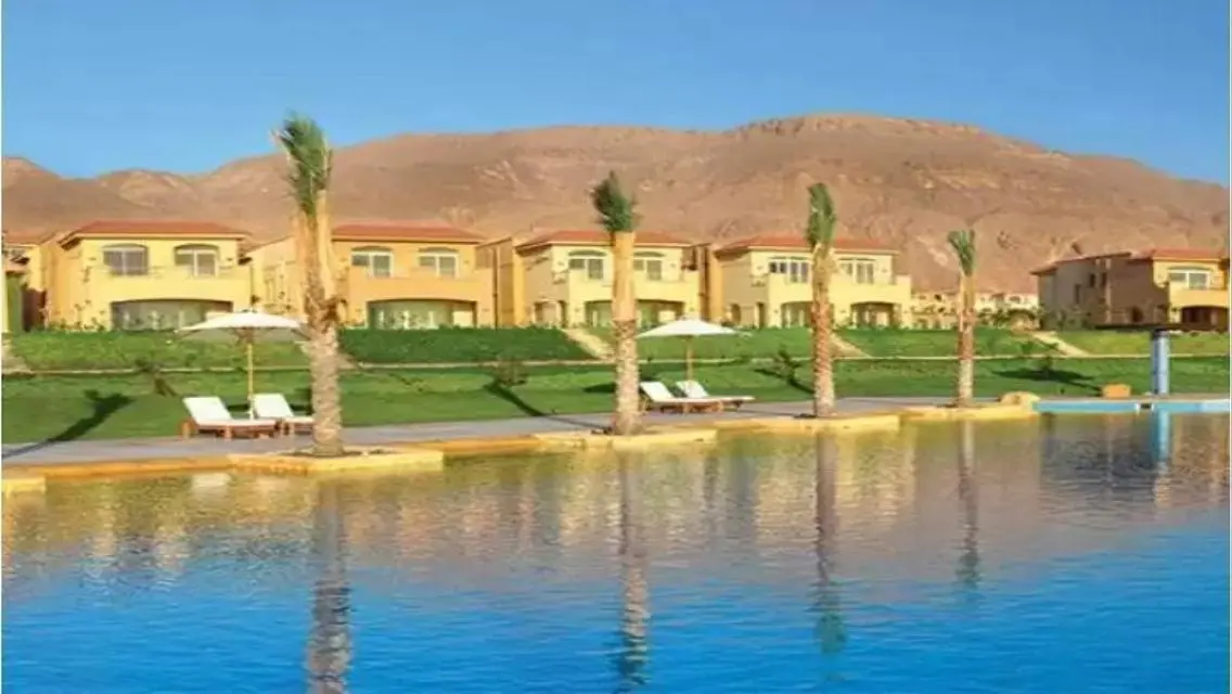 شاليه بحديقه خاصه للبيع فيو حمام سباحه 275,000